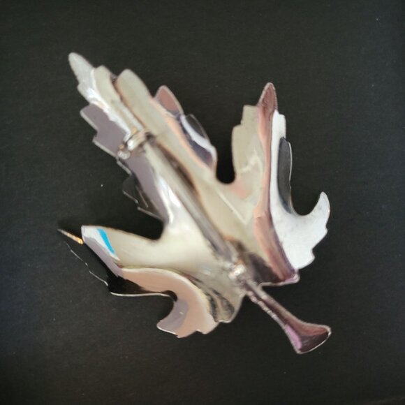Vintage Silver-Plated Maple Leaf Brooch Pin Nature-Inspired Jewelry Piece Approx - Picture 2 of 3